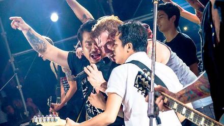 Gitarrenpower. Die Toten Hosen beim Auftritt mit der Band Side Effect.