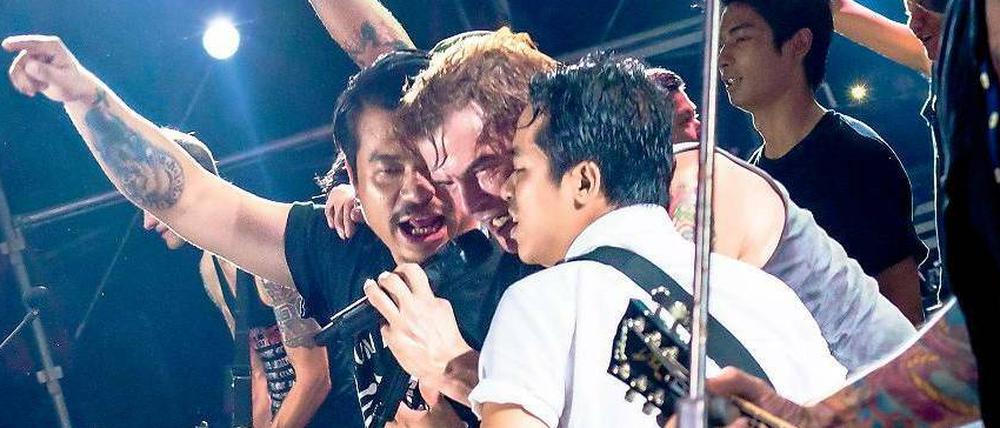 Gitarrenpower. Die Toten Hosen beim Auftritt mit der Band Side Effect.