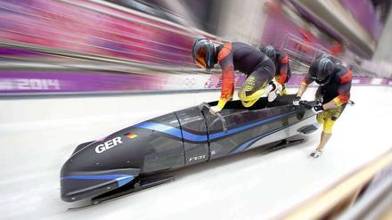 Vier Mann in einem Bob. Francesco Friedrich und sein Team wollen die schlechten Olympia-Ergebnisse nun bei der WM in Winterberg wiedergutmachen.