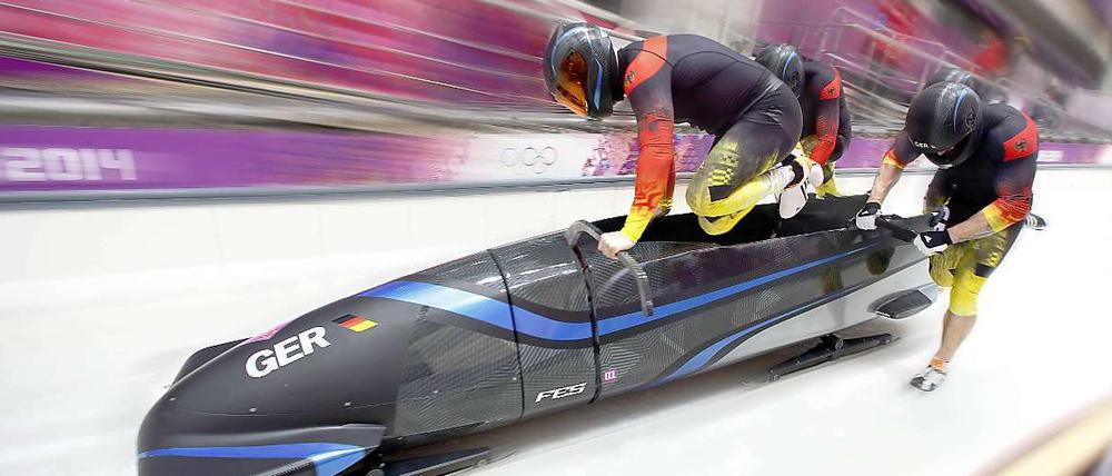 Vier Mann in einem Bob. Francesco Friedrich und sein Team wollen die schlechten Olympia-Ergebnisse nun bei der WM in Winterberg wiedergutmachen.