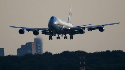 Kommt ein US-Präsident über den Vorgarten geflogen ... eigentlich hätte Airforce One 2013 schon am BER landen sollen. Naja, kam halt so mancher Spandauer/Reinickendorfer/Pankower dem US-Präsidenten noch mal ganz nahe.