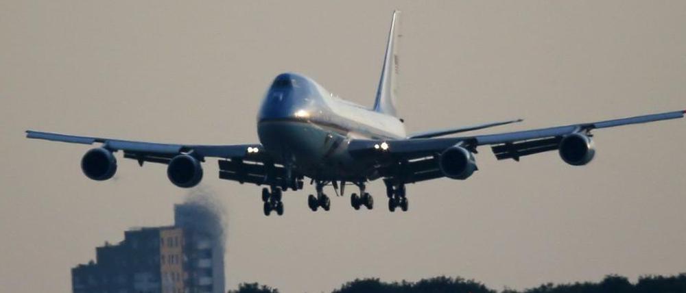 Kommt ein US-Präsident über den Vorgarten geflogen ... eigentlich hätte Airforce One 2013 schon am BER landen sollen. Naja, kam halt so mancher Spandauer/Reinickendorfer/Pankower dem US-Präsidenten noch mal ganz nahe.