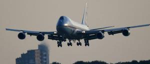 Kommt ein US-Präsident über den Vorgarten geflogen ... eigentlich hätte Airforce One 2013 schon am BER landen sollen. Naja, kam halt so mancher Spandauer/Reinickendorfer/Pankower dem US-Präsidenten noch mal ganz nahe.