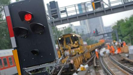 Rote Ampel für die Stadtbahn: Die für August bis November angekündigten Bauarbeiten werden bis Spandau ausgedehnt. Auch zwischen Charlottenburg und Grunewald fahren zeitweise keine Züge.