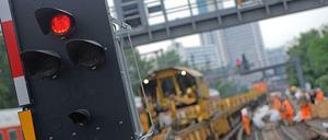 Rote Ampel für die Stadtbahn: Die für August bis November angekündigten Bauarbeiten werden bis Spandau ausgedehnt. Auch zwischen Charlottenburg und Grunewald fahren zeitweise keine Züge.