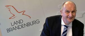 Gelöste Stimmung bei Brandenburgs Ministerpräsident Woidke (SPD; r.) und seinem Finanzminister Görke (Linke). Die beiden legten am Dienstag einen Rekordhaushalt vor.
