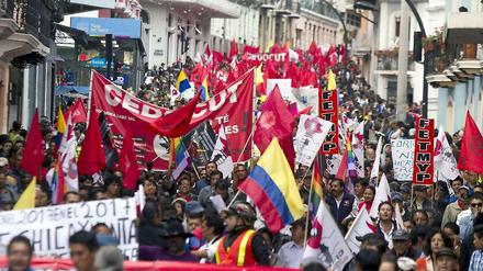 Im Februar 2013 hat Rafael Correa mit großer Mehrheit seine zweite Präsidentschaftswahl gewonnen. Doch dass er entgegen der Verfassung nicht vorhat, nach dieser Amtszeit abzutreten, stößt im Land auf Widerstand. 