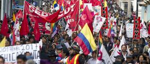 Im Februar 2013 hat Rafael Correa mit großer Mehrheit seine zweite Präsidentschaftswahl gewonnen. Doch dass er entgegen der Verfassung nicht vorhat, nach dieser Amtszeit abzutreten, stößt im Land auf Widerstand. 