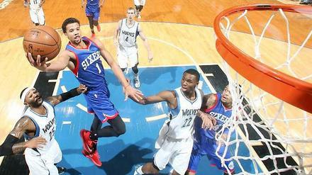 Michael Carter-Williams (mit Ball) und die Philadelphia 76ers sind grottenschlecht - für den ersten Sieg der Saison reichte es am Mittwochabend gegen Minnesota trotzdem.