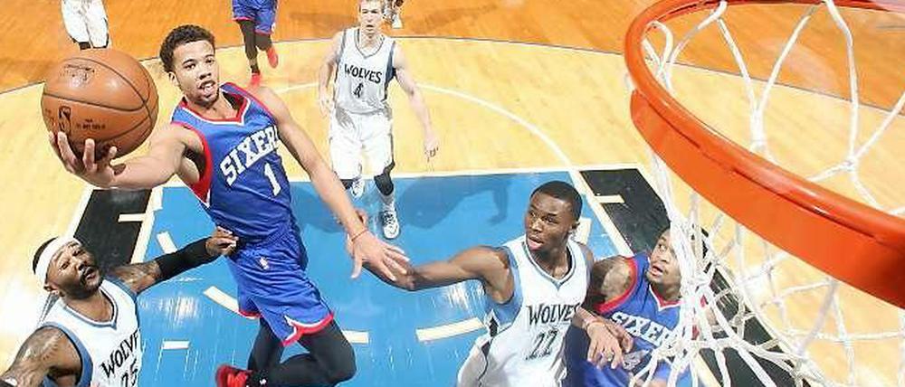 Michael Carter-Williams (mit Ball) und die Philadelphia 76ers sind grottenschlecht - für den ersten Sieg der Saison reichte es am Mittwochabend gegen Minnesota trotzdem.