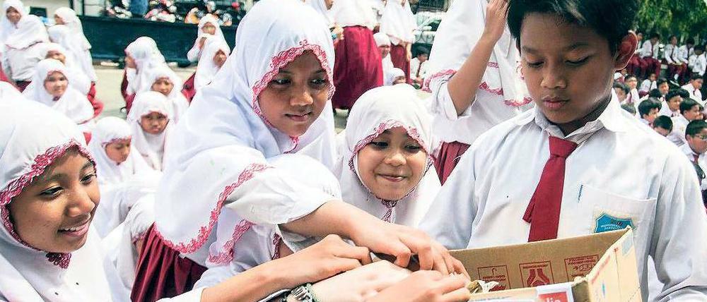 Sammeln für Abbott. Indonesische Schüler spendeten am Montag symbolisch Geld für den australischen Premier, nachdem dieser die Tsunami-Hilfen für Indonesien als Argument gegen die Hinrichtung ins Feld geführt hatte. 