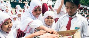 Sammeln für Abbott. Indonesische Schüler spendeten am Montag symbolisch Geld für den australischen Premier, nachdem dieser die Tsunami-Hilfen für Indonesien als Argument gegen die Hinrichtung ins Feld geführt hatte. 