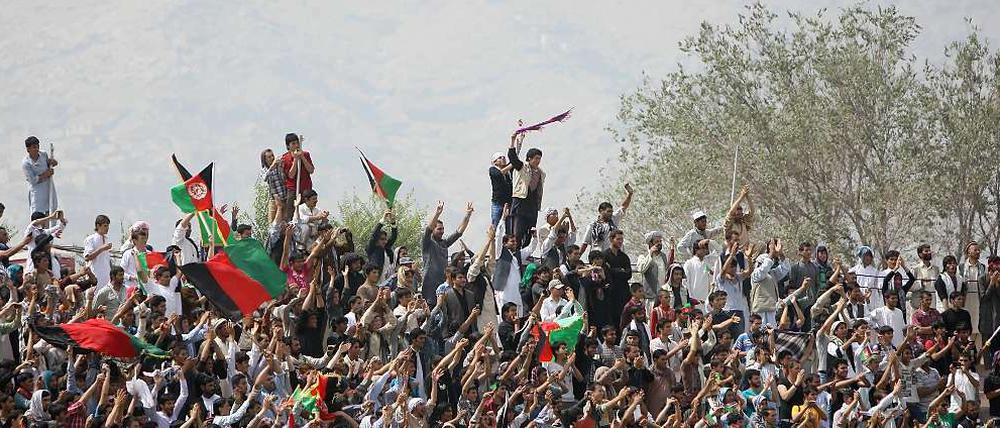 Afghanische Fans feiern den Gewinn der Südasienmeisterschaft 2013.