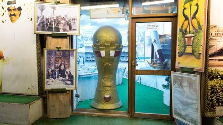 Ein WM-Pokal in der Innenstadt von Doha. Die Kataris wollen Vorfreude wecken.