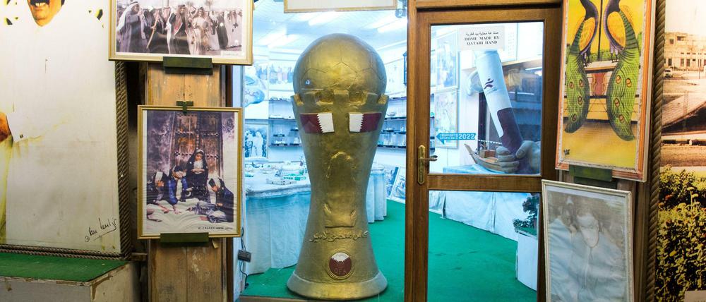 Ein WM-Pokal in der Innenstadt von Doha. Die Kataris wollen Vorfreude wecken.