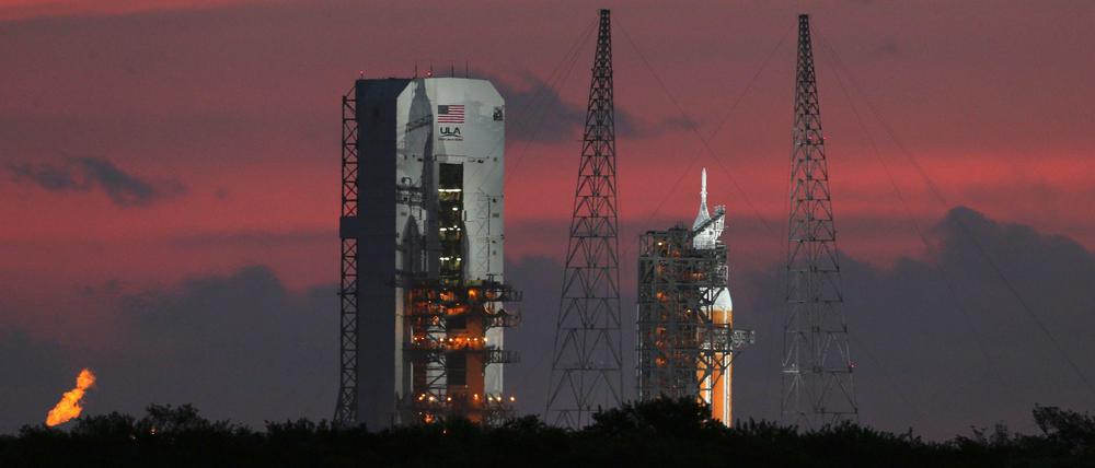 Warten. Noch immer steht die Delta IV-Rakete auf dem Stützpunkt Cape Canaveral. Sie soll das neue Raumschiff "Orion" zu einem Testflug ins All bringen. 