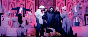 Rosa berauscht. Mozarts "Don Giovanni" ist in dieser Spielzeit in Rostock zu sehen.