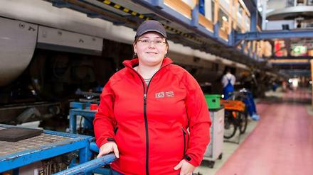 Untersucht im ICE-Betriebswerk Rummelsburg zum Beispiel Radsatzwellen: DB-Zugprüferin Christine Tolk.