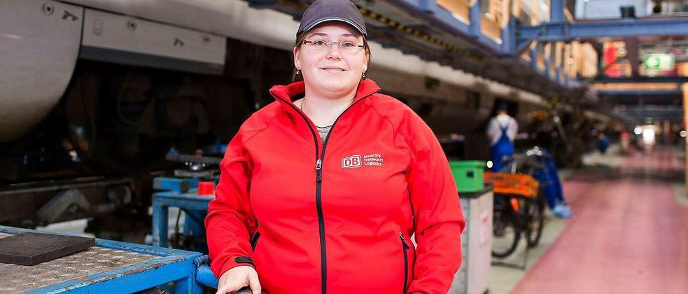 Untersucht im ICE-Betriebswerk Rummelsburg zum Beispiel Radsatzwellen: DB-Zugprüferin Christine Tolk.