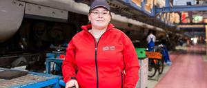 Untersucht im ICE-Betriebswerk Rummelsburg zum Beispiel Radsatzwellen: DB-Zugprüferin Christine Tolk.