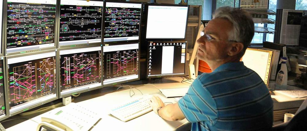 Koordination ist alles. Die Mitarbeiter der DB-Betriebszentrale in Heinersdorf überwachen am Bildschirm den Zugverkehr der gesamten Region Berlin-Brandenburg.