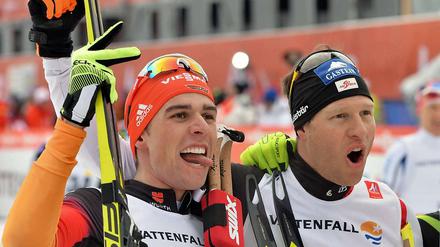 Johannes Rydzek (links) feiert mit Sieger Bernhard Gruber seine Bronze-Medaille.
