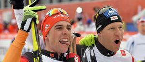 Johannes Rydzek (links) feiert mit Sieger Bernhard Gruber seine Bronze-Medaille.