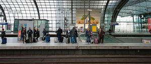 Drei Mal legte die junge Frau den S-Bahn-Verkehr lahm. Sie kletterte hier am S-Bahnsteig am Hauptbahnhof über die Mittelbalustrade.