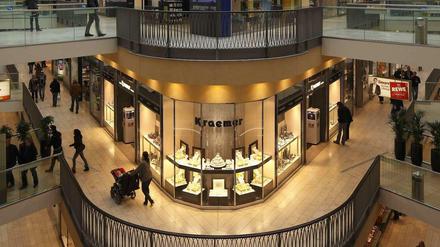 Konsequenz der Mickerzinsen: Lieber shoppen als sparen.