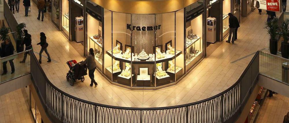 Konsequenz der Mickerzinsen: Lieber shoppen als sparen.