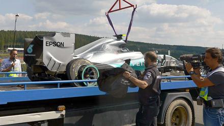 Nico Rosbergs Mercedes wird abtransportiert.