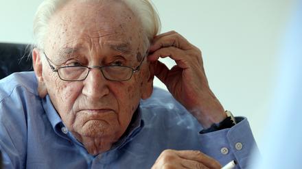 Egon Bahr (SPD), aufgenommen am 06.08.2014 während eines dpa-Interviews im Willy-Brandt-Haus in Berlin. 