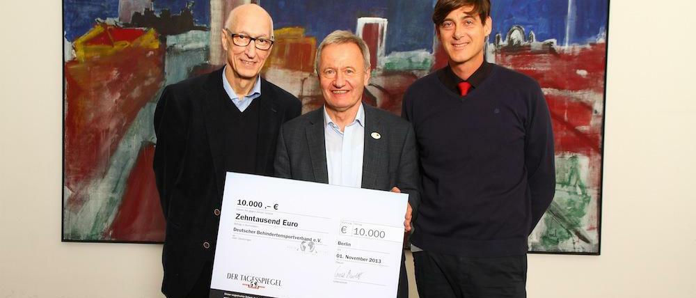 Gemeinsam für die gute Sache: Thomas Rugo (links) mit Friedhelm Julius Beucher, dem Präsidenten des Deutschen Behindertensportverbandes (DBS), und Tagesspiegel-Chefredakteur Lorenz Maroldt mit einem Spendenscheck an den DBS.