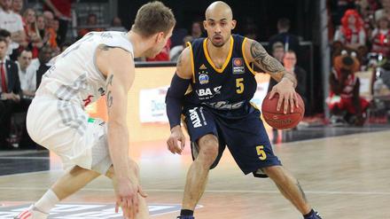 Albas David Logan (r.) im Duell mit Bambergs Anton Gavel.