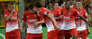 Grund zum Jubel: Die Freiburger um Felix Klaus (r.) erarbeiteten sich den Sieg gegen Nürnberg.