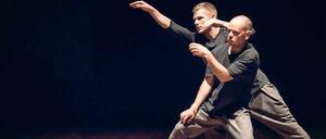 Im Takt der Maschinen. Antony Hamilton & Alisdair Macindoe in „Meeting“.