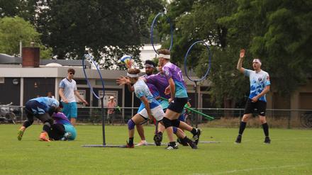 Beim Quadball geht es darum, die Quaffel durch die Hoops zu werfen.