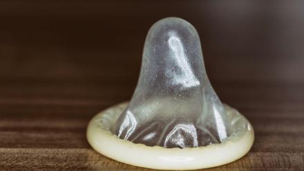Beim „Stealthing“ zieht ein Mann, unbemerkt vom Partner, das Kondom ab.