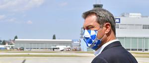 Männer, die in eine goldene Zukunft schauen. Bayerns fränkischer Ministerpräsident Markus Söder besucht das Airbus Helicopter Werk in Donauwörth (Juli 2020).