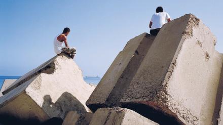 Sehnsucht im Blick. 2008 fotografierte Kader Atta junge Männer am Strand von Bab el Qued.