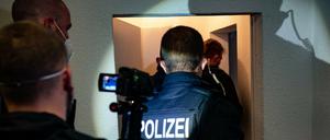 Bundespolizisten bei einer Razzia. 