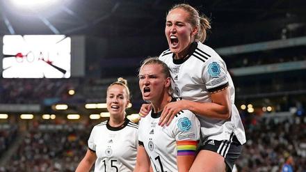 Noch Fragen? Alexandra Popp (Mitte) hat zum 2:1 für die Deutschen getroffen. Der Finaleinzug ist perfekt. 