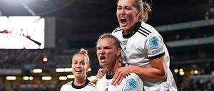 Noch Fragen? Alexandra Popp (Mitte) hat zum 2:1 für die Deutschen getroffen. Der Finaleinzug ist perfekt. 