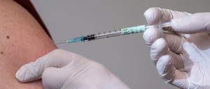 Ein Mann bekommt im Impfzentrum seine Booster-Impfung (Biontech/Pfizer) gegen das Coronavirus. 