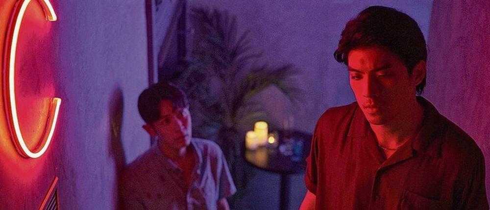 Rote Akzente im Blau. Die Liebesbeziehungen in „Moneyboys“ sind so fließend wie die Lichtverhältnisse in den Innenräumen.