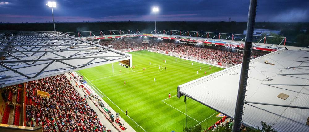 Der 1.FC Union Berlin kann in der Europa League womöglich im heimischen Stadion An der Alten Försterei spielen und auf einen Umzug ins Olympiastadion verzichten.