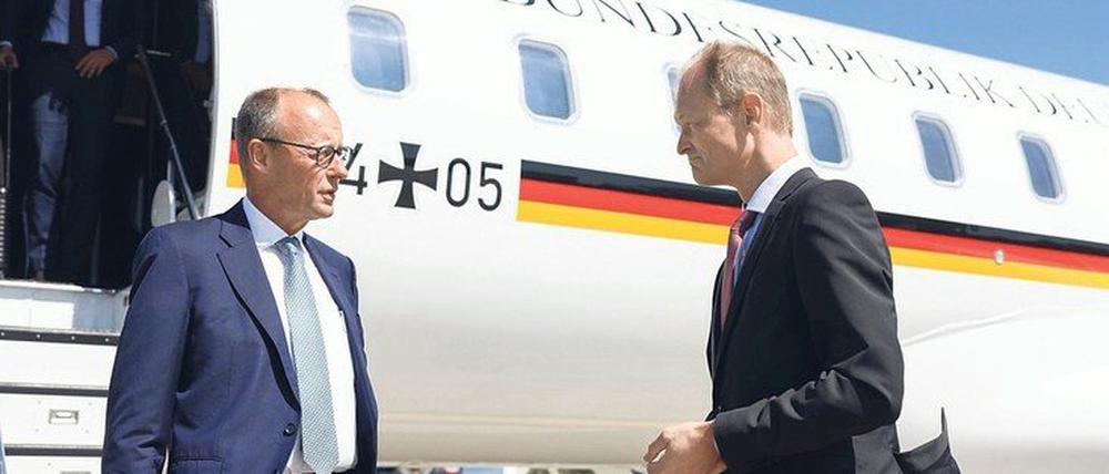Am Flughafen wird Friedrich Merz vom deutschen Botschafter in Polen, Thomas Bagger, empfangen.