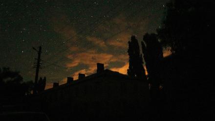 Menschen schalten während der nächtlichen Ausgangssperre in der Region Donezk in der Ostukraine das Licht aus (Symbolfoto).