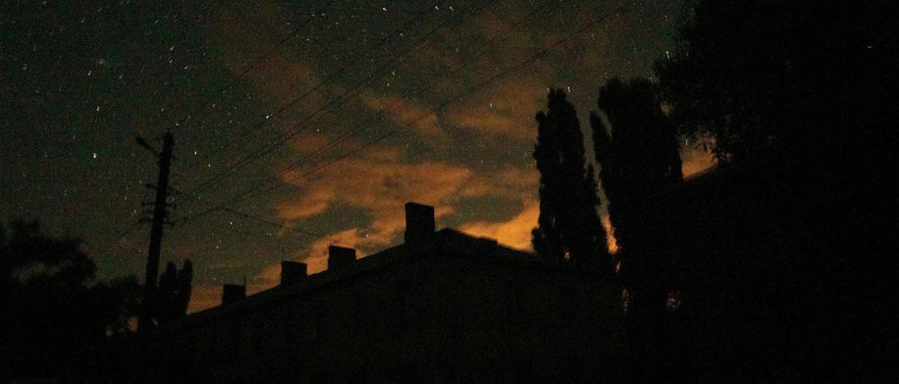 Menschen schalten während der nächtlichen Ausgangssperre in der Region Donezk in der Ostukraine das Licht aus (Symbolfoto).