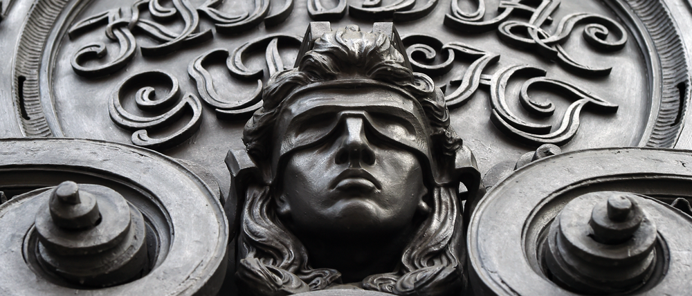 Die Staatsanwaltschaft legt dem Angeklagten gefährliche und schwere Körperverletzung sowie schweren Raub zur Last.